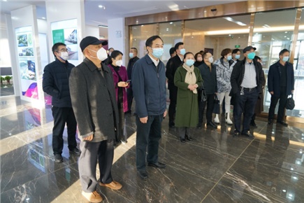 12月14日，張家界市政協(xié)黨組書(shū)記、主席歐陽(yáng)斌一行來(lái)到張家界高新區(qū)萬(wàn)眾實(shí)業(yè)集團(tuán)有限公司，宣講黨的二十大精神